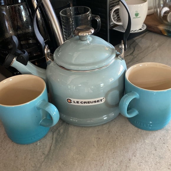 Le Creuset Other - Le Creuset Enamel on Steel 1.25 Quart Demi Tea Kettle, Sea Salt - with 2 mugs